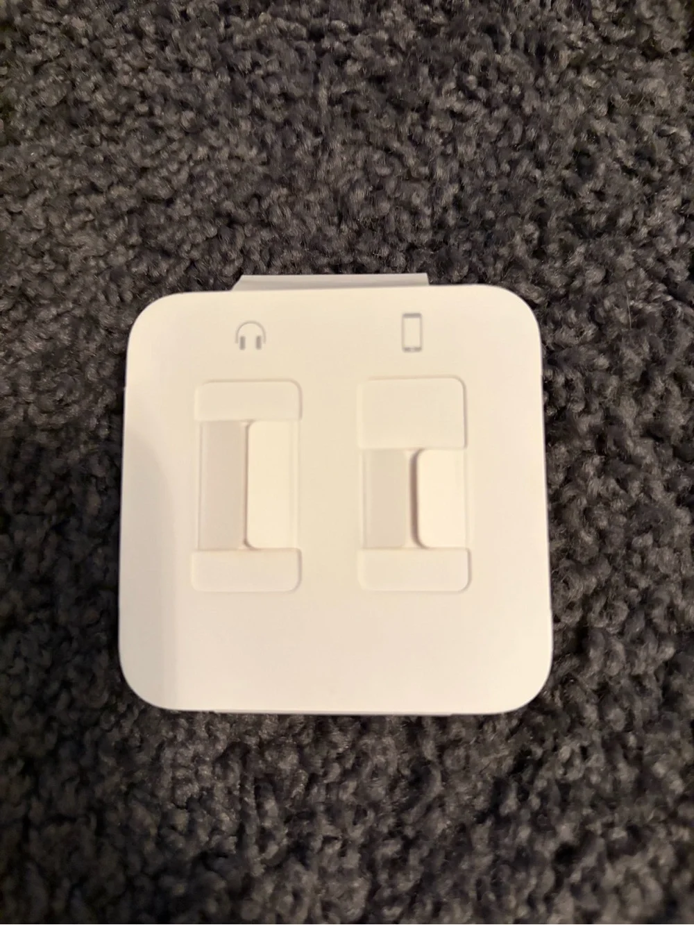 Apple White Wired Earbuds in Retail Packaging - Picture 2 of 3